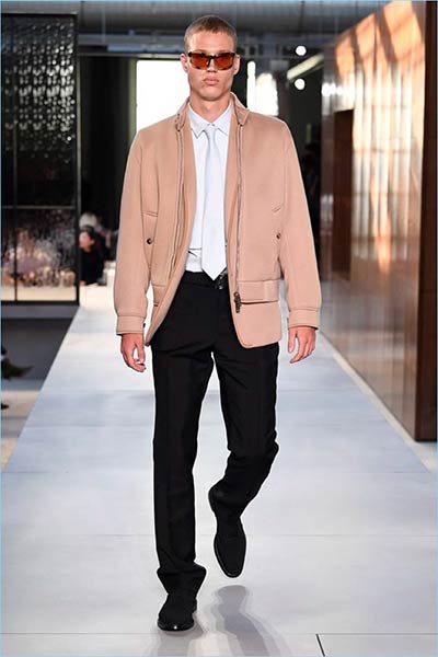 مجموعة Ricardo Tisci الأولى لدار Burberry... تصاميم راقية بلمسة جريئة